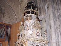 N2008060153 Primatiale ou cathédrale Saint Jean : l'horloge astronomique du 14ème siècle.