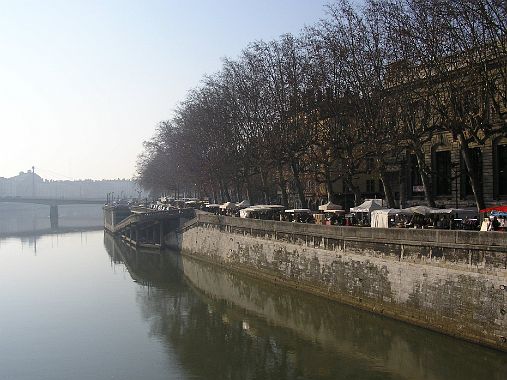 Marché de la création Le rendez-vous des artistes en tout genre, c'est quai Saint Vincent tous les dimanches matins.