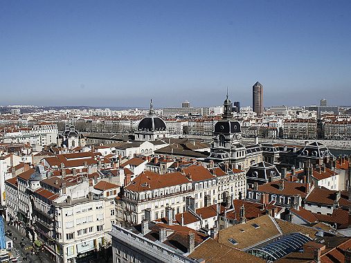 Vue d'ensemble La capitale des Gaules s'étend sur 4 787 ha. Vue d'en haut, ce sont des milliers de toits et de cheminées.