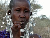 N2007112180 Rahel en plein brossage de dent avec une branche d'acacia.