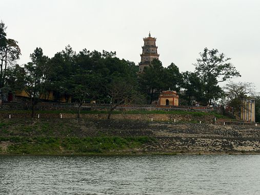 Hué Hué : ville de poètes, séduit par le charme enchanteur de sa Rivière des Parfums et le charme vétuste de ses tombeaux...