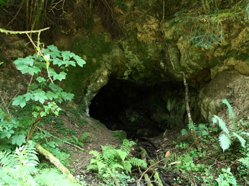Fouinoux Grotte située dans le virage de Fiounoux, sur la route menant à la Chezal. L'entrée est visible de la route.