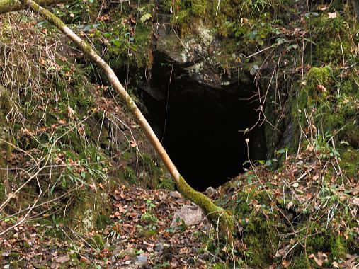 Le Cros - 2 Deuxième grotte en remontant le ruisseau du Cros à partir du lieu-dit Le Cros.