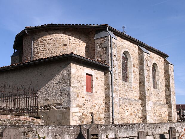 La chapelle A la création du nouveau cimetière, on trouve dans un saule une vierge. Le 5 août 1777, on découvre cet endroit couvert...