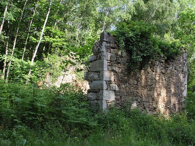 Le Mayet Dans sa quête d'autonomie, le Mayet a fait bâtir une église qui n'a jamais été consacrée. Tombée dans l'oubli, elle...