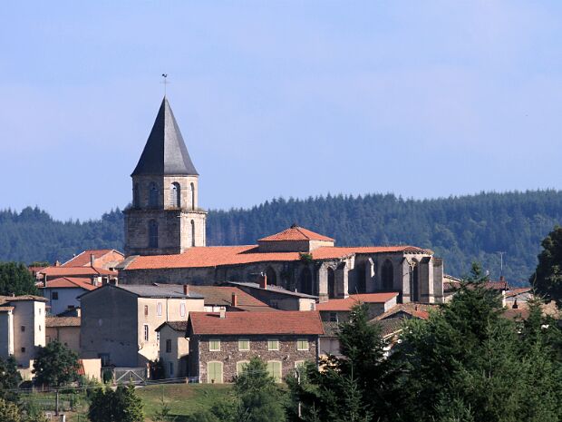 L'église Bâtie au XIème siècle en granit de Chignore, c'est une belle église romane. A voir l'autel et son Christ en majesté, la...