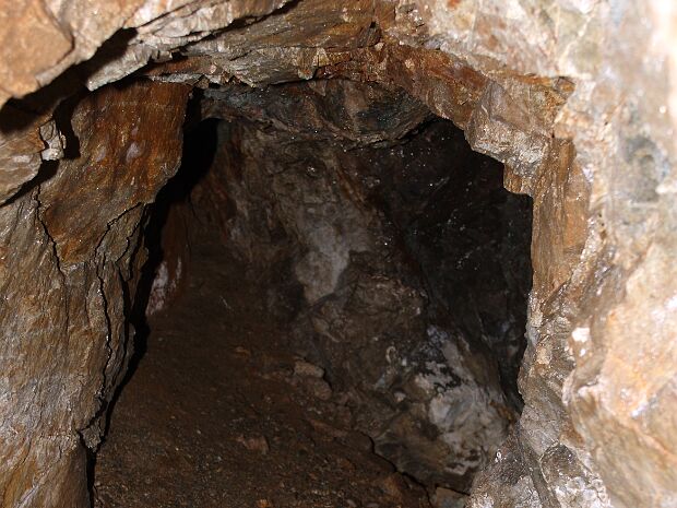 Grottes Une activité d'extraction de minerai a eu lieu dans les années 1900 à 1920. En héritage de cette activité, des grottes...