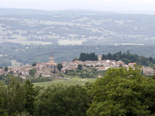 Vues générales Bourg de 700 habitants environ, situé à 540 m d'altitude à l'est du département du Puy-de-Dôme, au pied du Grün de...