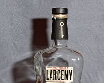 LARCENY_B01 LARCENY 92 Proof 46% Bourbon, Etats-unis / Kentucky, Elaboré par la distillerie Heaven Hill, Larceny rend hommage à John E. Fitzgerald, Agent du trésor public...