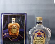 CROWN ROYAL_B01 Canada / Manitoba CROWN ROYAL 40% Ce blend (royal) canadien est élaboré au sein de la distillerie Gimli située dans la province du Manitoba. De couleur vieil...