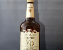 SEAGRAM'S_B01 Canada SEAGRAM S VO 40% Ce blend, élaboré au sein de la distillerie Gimli, porte le nom de la société à laquelle il appartient. De couleur pâle, le nez fruité...