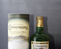 CONNEMARA_B01 CONNEMARA 40% Irlande / Louth County Lancé en 1995 par la distillerie Cooley, ce single malt fut le premier Irish tourbé. 75% de l'orge maltée employée est...